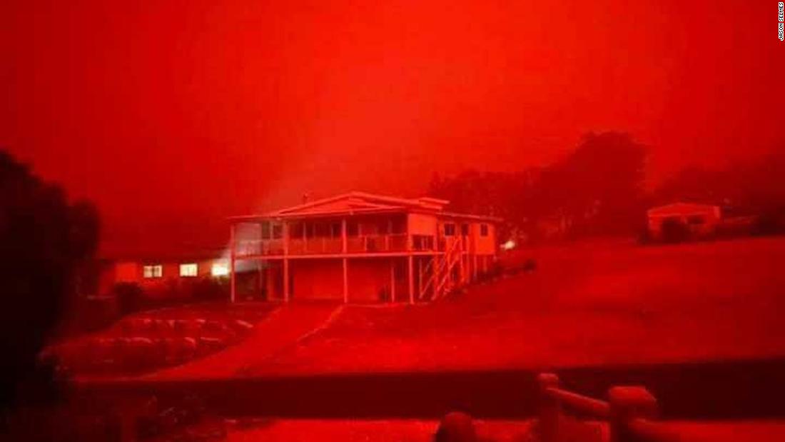 Thousands trapped on a beach as Australia wildfires rage