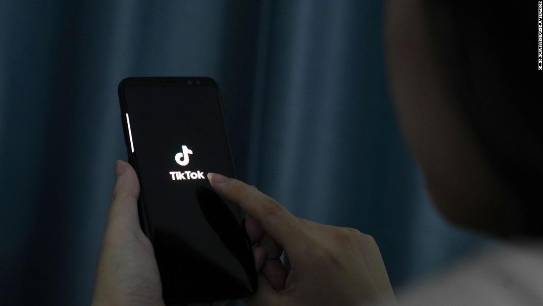 US plans to restrict access to TikTok and WeChat on Sunday