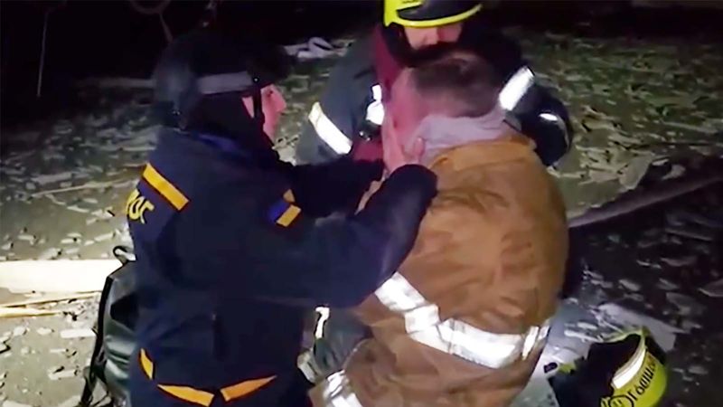 Firefighter breaks down as he learns father was killed in Russian strike | CNN