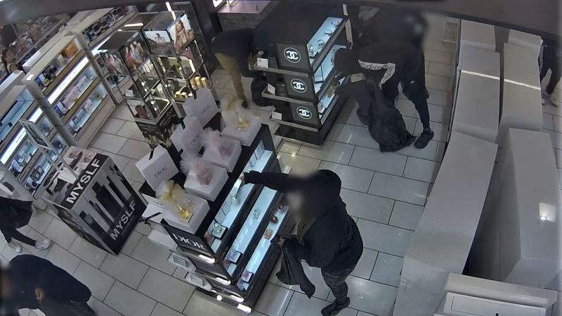 Mobs are robbing stores. Here’s what police are doing about it | CNN